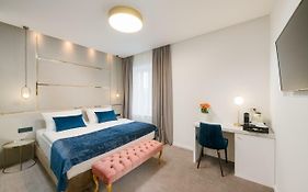 Flos Luxury Rooms